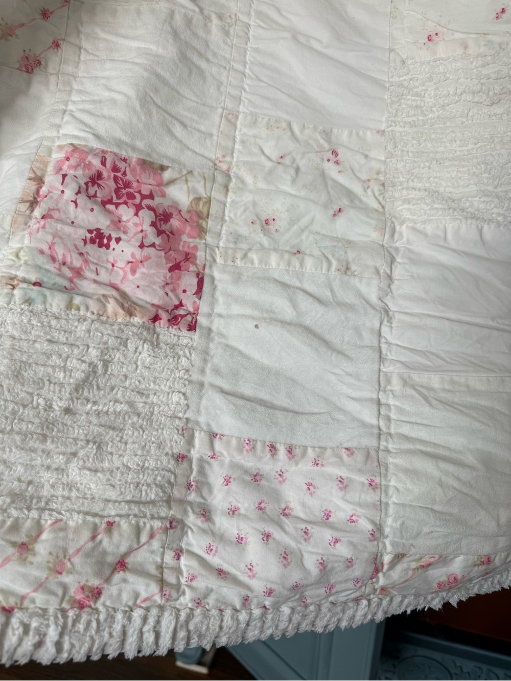 Shabby chic comforter twin (minor flaw) - Picture 2 of 7